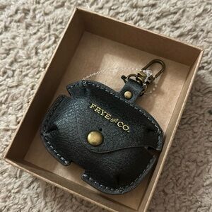 Frye And Co. Vegan Leather Earbud Case pro Pebbled black NEW